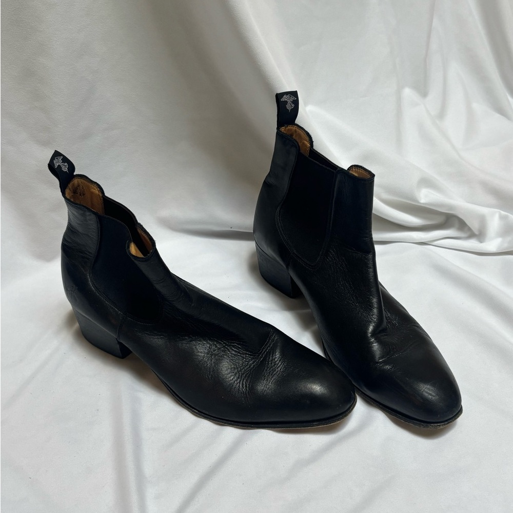 John fluevog black leather ankle boots size 10.5 low heel western minimalist